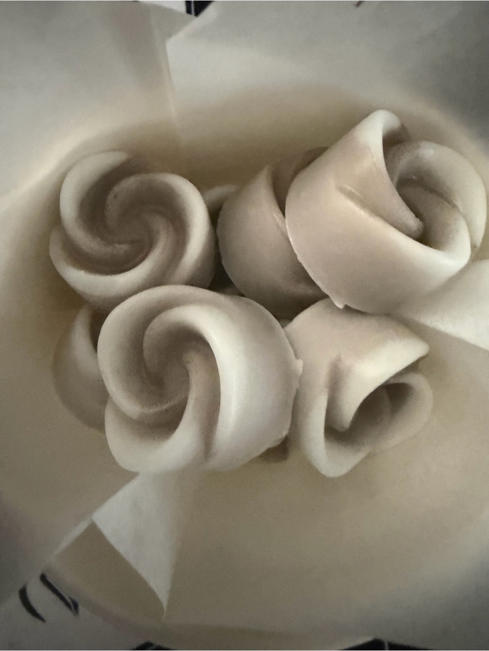 Cinnabon wax melts 2.5 oz in container with lid - Picture 3 of 3